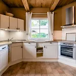 Flieder - Reetdachhaus Mit Sauna, Kamin & Umzaeuntem Garten