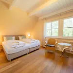 Flieder - Reetdachhaus Mit Sauna, Kamin & Umzaeuntem Garten Hébergement de vacances Rankwitz