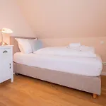 Flieder - Reetdachhaus Mit Sauna, Kamin & Umzaeuntem Garten *