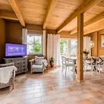 Flieder - Reetdachhaus Mit Sauna, Kamin & Umzaeuntem Garten Hébergement de vacances *