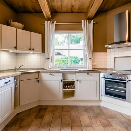 Flieder - Grosszuegiges Reetdachhaus Mit Sauna, Kamin & Umzaeuntem Garten