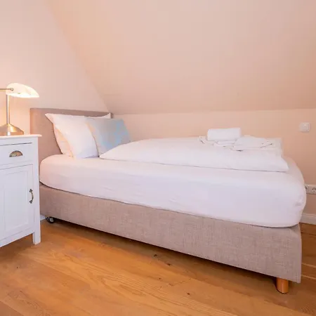 Flieder - Grosszuegiges Reetdachhaus Mit Sauna, Kamin & Umzaeuntem Garten *