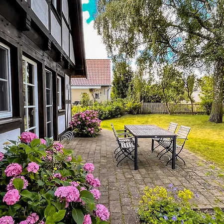 Flieder - Reetdachhaus Mit Sauna, Kamin & Umzaeuntem Garten Hébergement de vacances